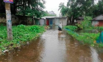 টানা বৃষ্টিতে জলমগ্ন নোয়াখালীর রাস্তাঘাট-ঘরবাড়ি