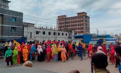 বেতনের দাবিতে সড়কে শ্রমিকরা, দীর্ঘ যানজট