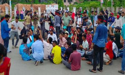 লাল কাপড় মাথায় বেঁধে সড়ক অবরোধ শিক্ষার্থীদের