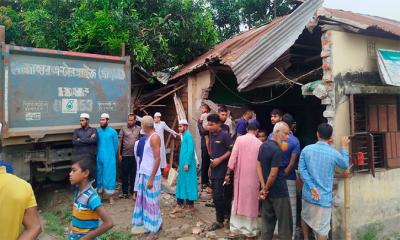 নিয়ন্ত্রণ হারিয়ে মাদ্রাসায় ঢুকে গেল ট্রাক, আহত ১২ শিশু