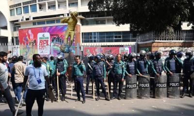 বিপিএলের টিকিট না পেয়ে স্টেডিয়ামের গেট ভাঙচুর