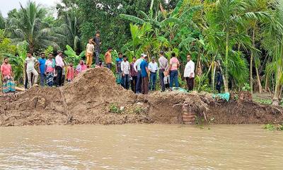 ভাঙছে নবগঙ্গা নদী, আতঙ্কে এলাকাবাসী