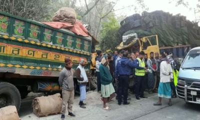 দুই ট্রাকের মুখোমুখি সংঘর্ষে চালক নিহত