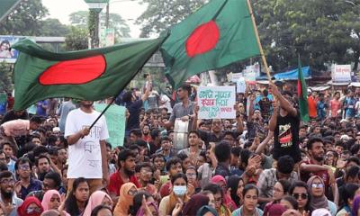 কোটা বাতিলের দাবিতে শাহবাগ অবরোধ, যান চলাচল বন্ধ