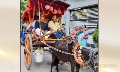 ঘোড়ার গাড়িতে প্রধান শিক্ষকের রাজকীয় বিদায়