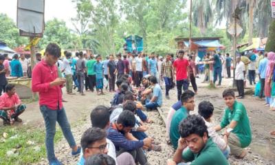 ময়মনসিংহে ট্রেন আটকে বাকৃবির শিক্ষার্থীদের অবরোধ