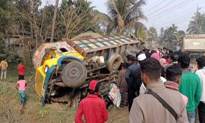 ট্রাক-অটোরিকশা সংঘর্ষে মা-মেয়েসহ ৩ জন নিহত