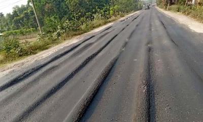 ঝিনাইদহ-যশোর মহাসড়কে ‘টিউমার’