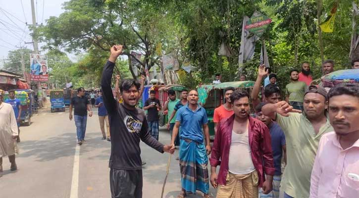 ট্রাফিক পুলিশের লোহার পাইপের আঘাতে পা ভাঙল রিকশাচালকের