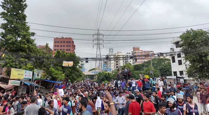 বাড্ডা-রামপুরা সড়ক শিক্ষার্থীদের ‘দখলে’, যান চলাচল বন্ধ