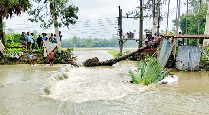 স্রোতে ভেসে গেল সড়ক, বিপাকে চার গ্রামের মানুষ