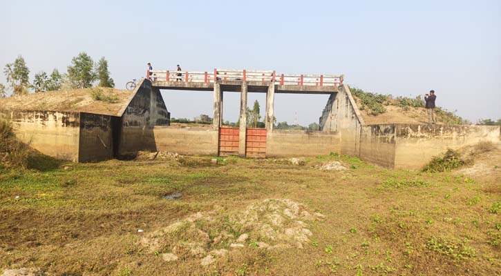 কাজে আসছে না কোটি টাকার স্লুইস গেট