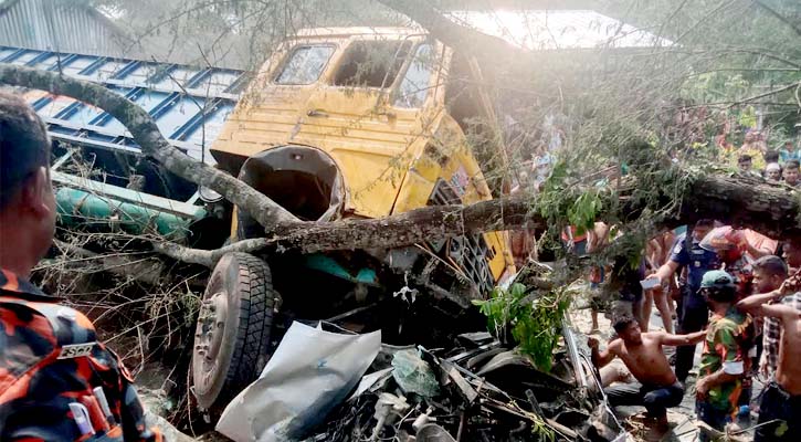 ঝালকাঠিতে ত্রিমুখী সংঘর্ষে সড়কে ঝরল ১২ প্রাণ