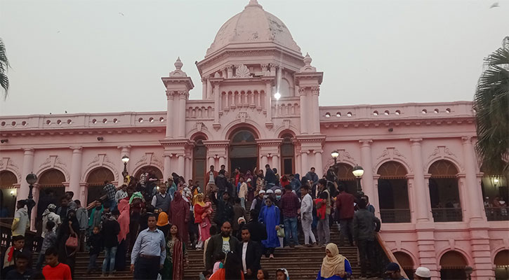 জরাজীর্ণ শহরে স্বস্তির নিঃশ্বাস আহসান মঞ্জিল