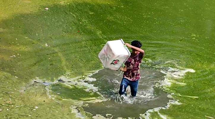 ব্যালট বাক্স নিয়ে দৌড়, পুকুর থেকে উদ্ধার