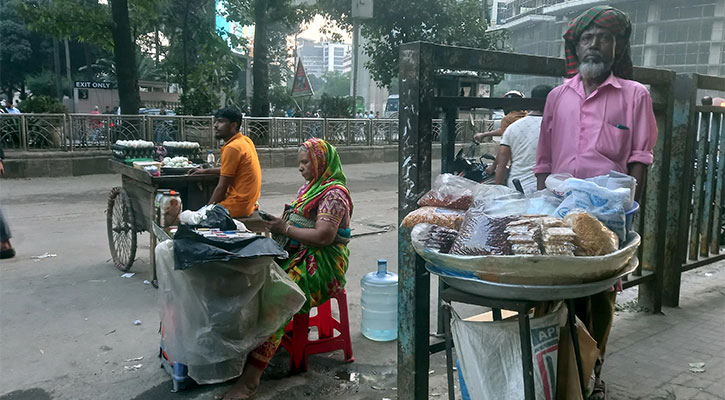 ‘কোনোরকমে ডাল-ভাত খেয়ে আছি’