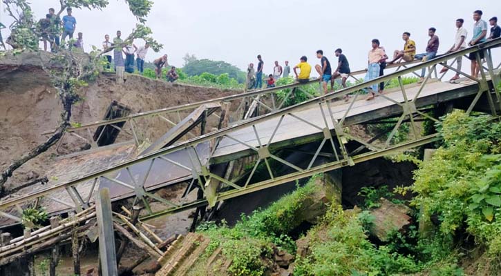 স্রোতে ভেঙে গেল ব্রিজ, ভোগান্তিতে ১৪ গ্রামের মানুষ