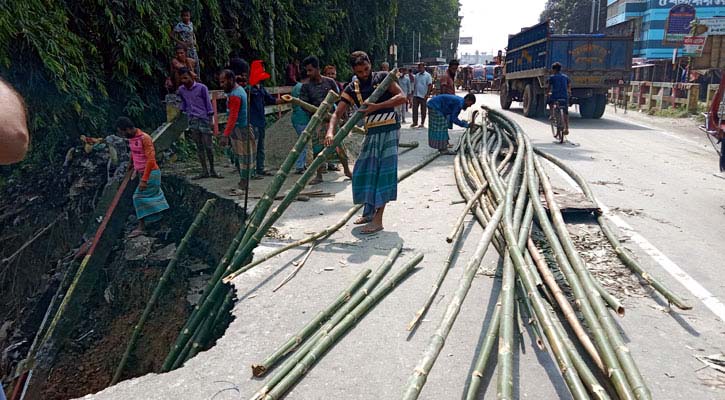 নবগঙ্গা ব্রিজের প্রতিরক্ষা দেয়াল ধসে সড়কে ভাঙন