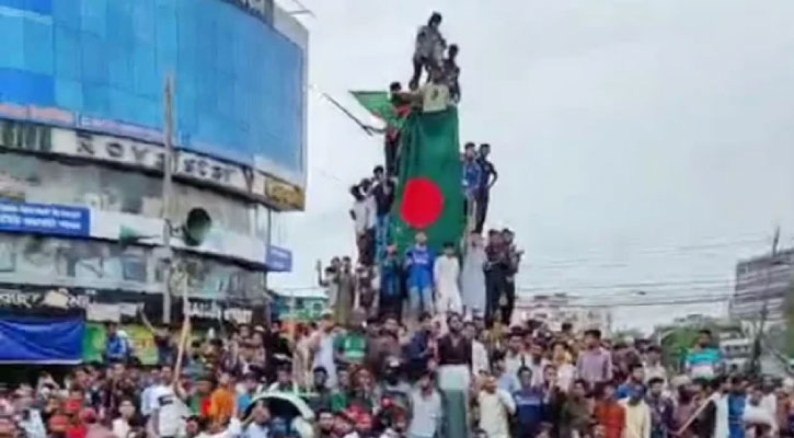 নিউমার্কেট এলাকায় চলছে ত্রিমুখী সংঘর্ষ