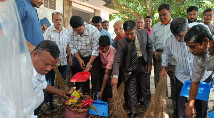 শিক্ষার্থীদের সঙ্গে ক্যাম্পাস পরিষ্কার করলেন চবি উপাচার্য ও উপ-উপাচার্য