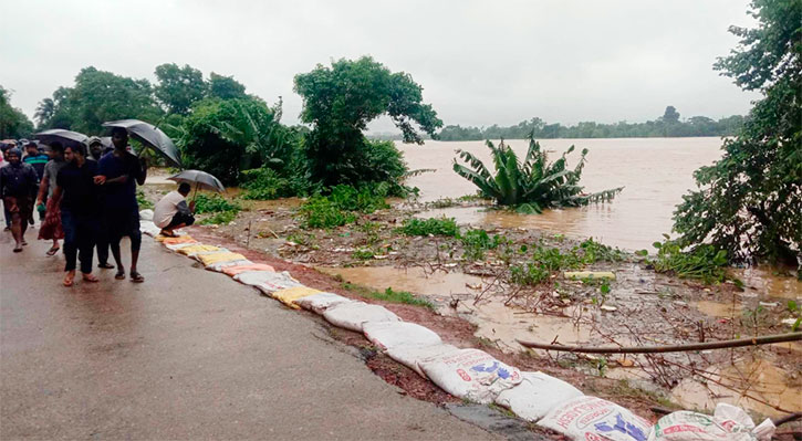 বাঁধ ছুঁই ছুঁই গোমতী নদীর পানি