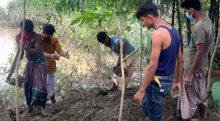 ভেলায় ভেসে এলো মরদেহ, দাফন করলেন স্থানীয়রা