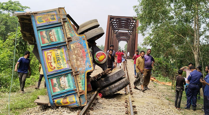 ট্রাকে ট্রেনের ধাক্কায় ৬ জনের প্রাণহানি, গেটম্যানের বিরুদ্ধে মামলা