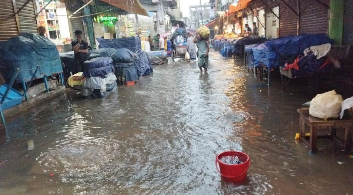 দুই ঘণ্টার বৃষ্টিতে সড়ক ভাসছে পানিতে