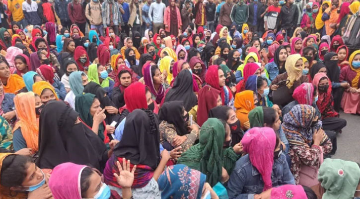 গাজীপুরে বেতন বৃদ্ধির দাবিতে পোশাকশ্রমিকদের বিক্ষোভ