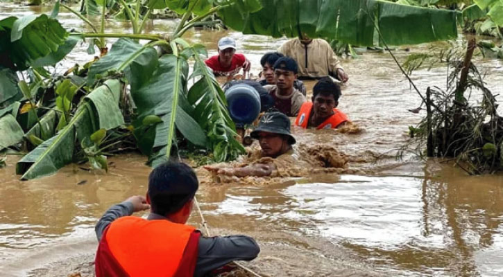 এক হেলিকপ্টার থেকে পড়ছে খাবার, আরেক হেলিকপ্টার থেকে ছুড়ছে গুলি