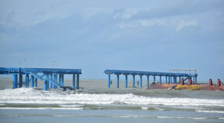 দানার প্রভাবে ইনানীতে ভেঙে পড়ল নৌবাহিনীর জেটি