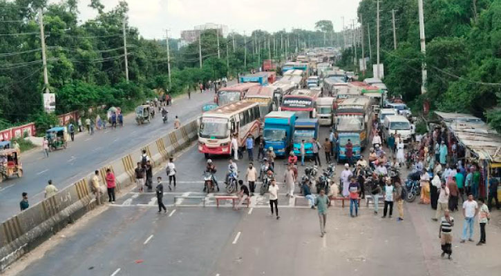 কোটা ব্যবস্থা বাতিলের দাবিতে জাবি শিক্ষার্থীদের মহাসড়ক অবরোধ