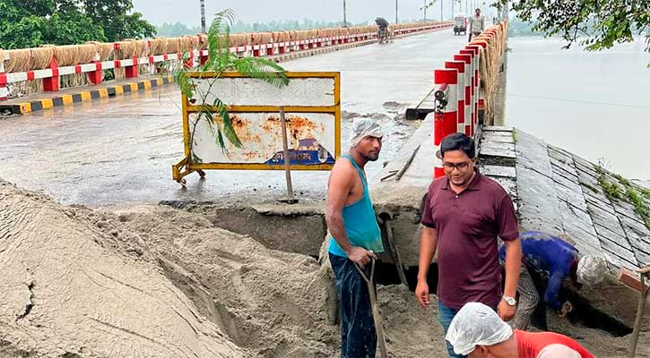 বন্যার পানিতে ধসে গেছে ধরলা সেতুর সংযোগ সড়ক