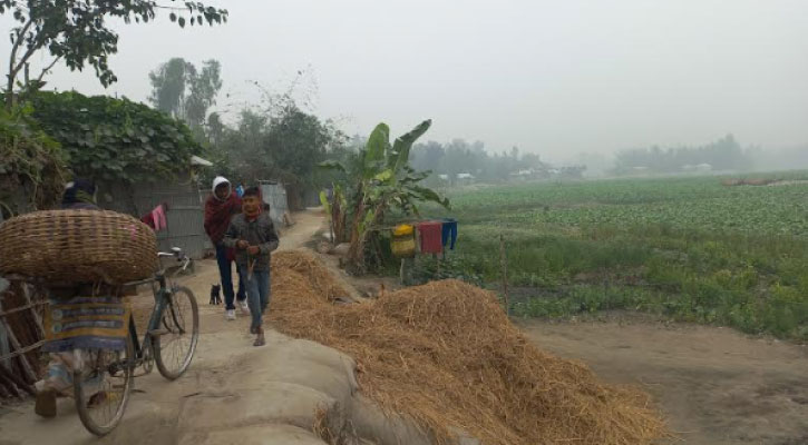 শীতের তীব্রতায় বিপর্যস্ত লালমনিরহাটের জনজীবন