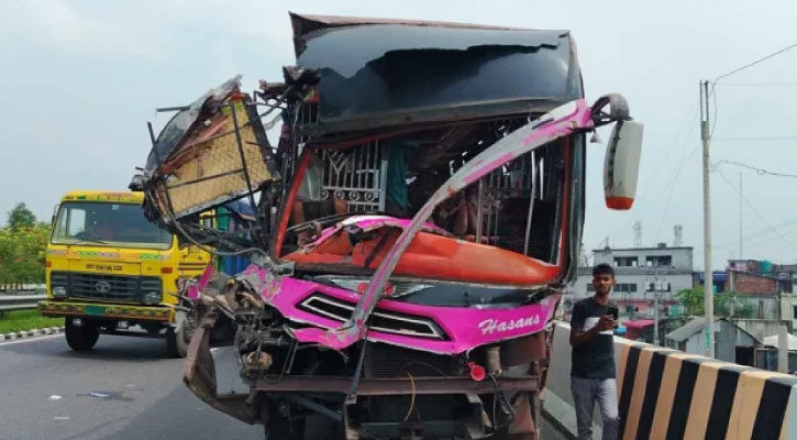 সড়কে এক বাসকে অপর বাসের ধাক্কা, দাঁড়িয়ে থাকা ট্রাকচালক নিহত