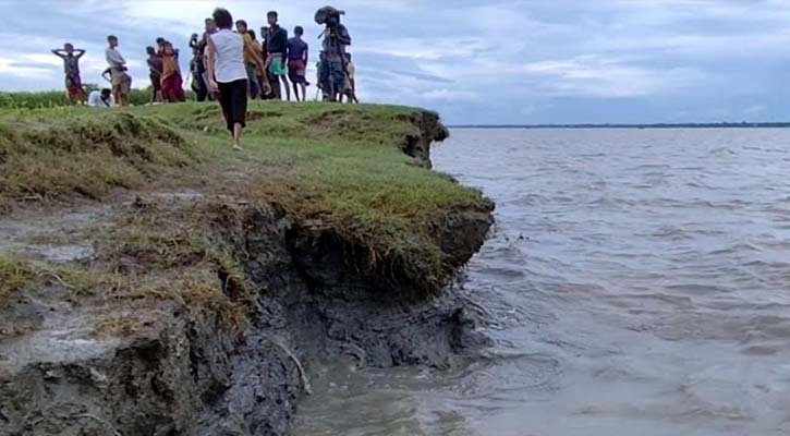 ‘সব ভাইঙ্গা লইয়া যাইতেছে, আমাগরে বাঁচান’