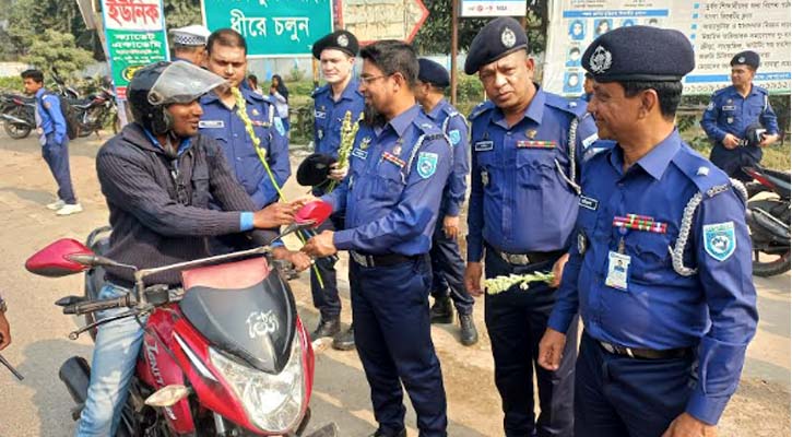 হেলমেট পরিহিত বাইকারদের ফুল দিয়ে শুভেচ্ছা জানালেন পুলিশ সুপার