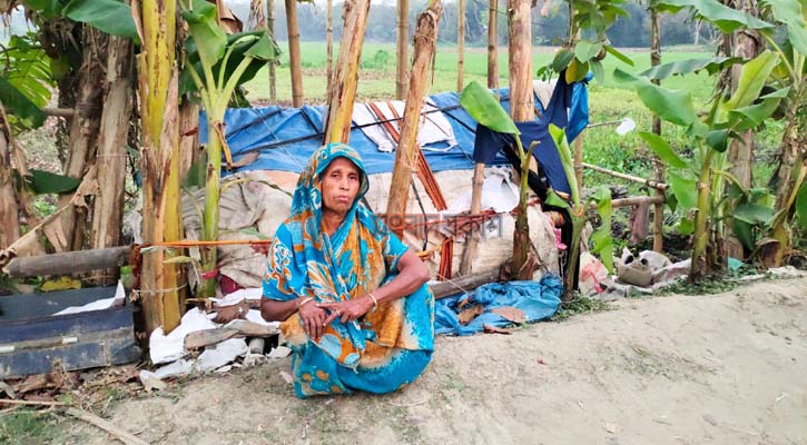 তিন বছর ধরে খুপড়ির মধ্যে রানুর বসবাস, জানেন না চেয়ারম্যান