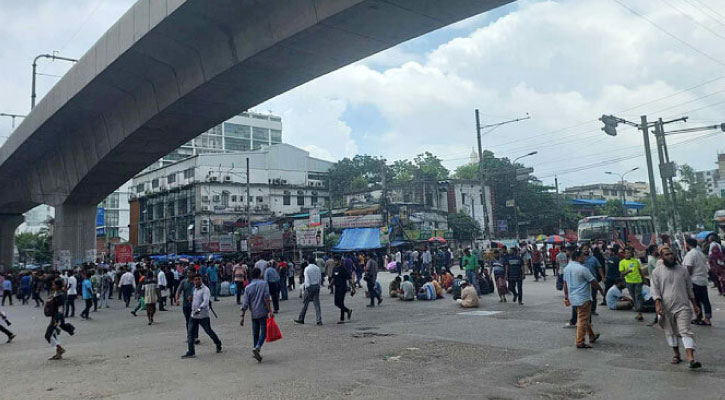 পল্টন মোড়ে বাস-ট্রাকের মুখোমুখি সংঘর্ষে নিহত ১