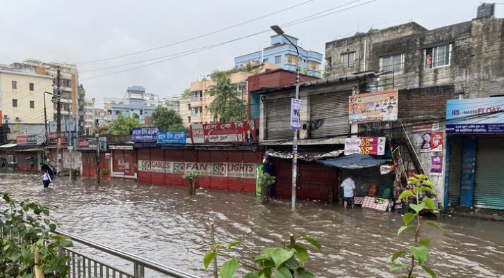 বৃষ্টিতে ডুবেছে সড়ক, নগরবাসীর ভোগান্তি