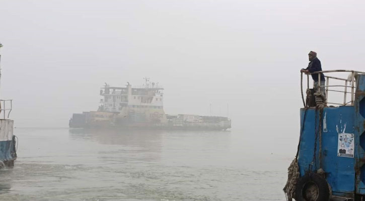 ঘন কুয়াশায় দৌলতদিয়া-পাটুরিয়ায় ফেরি চলাচল বন্ধ