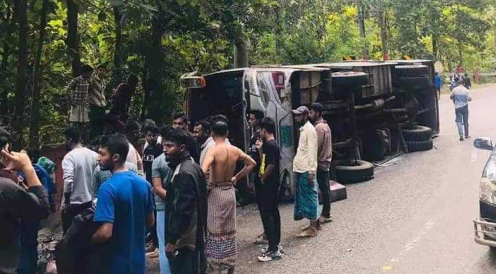 নিয়ন্ত্রণ হারিয়ে বাস উল্টে ২০ জন আহত