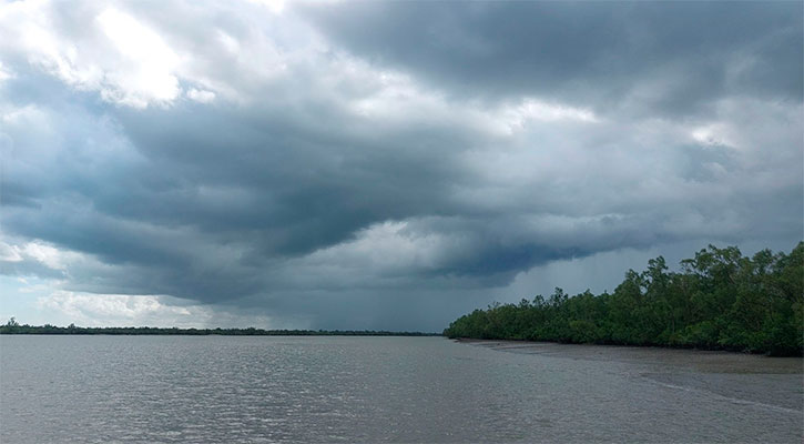 ঘূর্ণিঝড় দানার প্রভাবে সাতক্ষীরায় থেমে থেমে বৃষ্টি