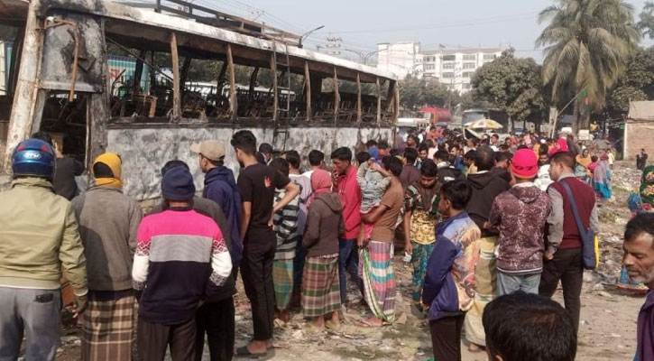 বাস-অ্যাম্বুলেন্স সংঘর্ষে বিস্ফোরণ, পুড়ে মারা গেল অর্ধশতাধিক ছাগল