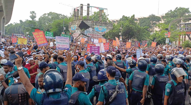 চাকরি জাতীয়করণের দাবিতে শাহবাগে অবরোধ