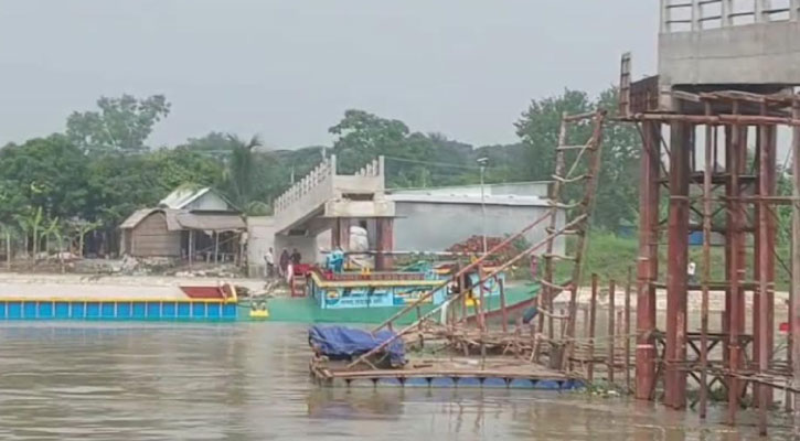 বলগেটের ধাক্কায় নির্মাণাধীন ফুট বেইলি সেতু ভেঙে আহত ১