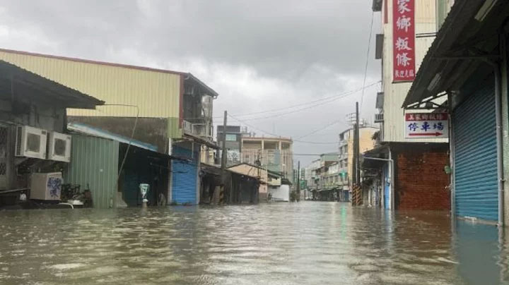 টাইফুনের তাণ্ডব, শত শত ফ্লাইট বাতিল