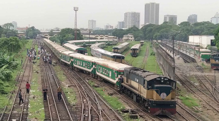 ঢাকা থেকে ট্রেন চলাচল শুরু, ছাড়ছে দেরিতে