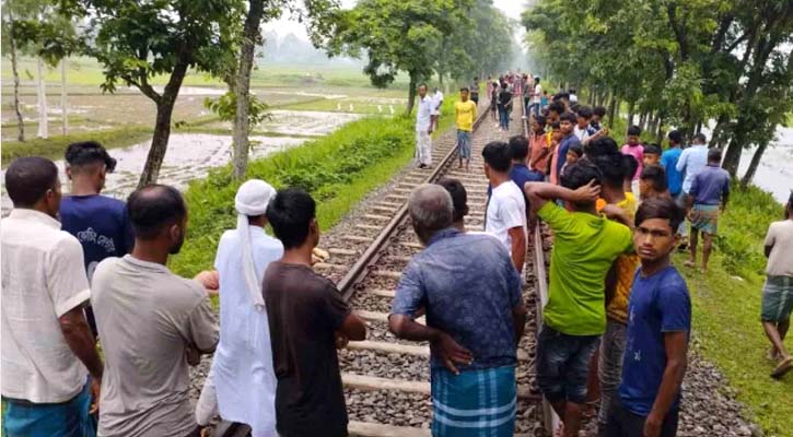 ট্রেন আসতেই মেয়েকে নিয়ে রেললাইনে শুয়ে পড়লেন মা