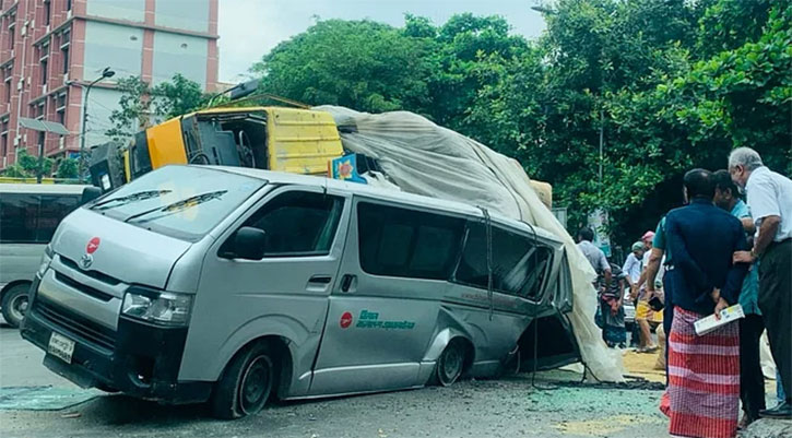 মাইক্রোবাসের ওপর উল্টে গেল ধানবোঝাই ট্রাক